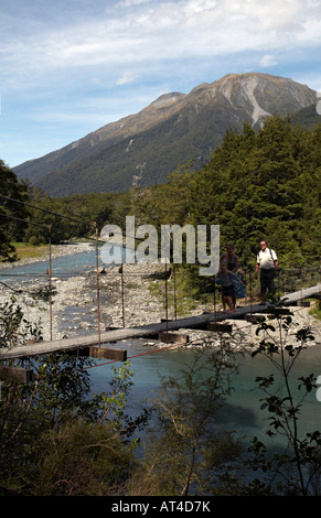 Traverser le pont tournant sur la Makarora River pour atteindre les piscines bleu à partir de la route de Haast Pass, île du Sud, Nouvelle-Zélande Banque D'Images