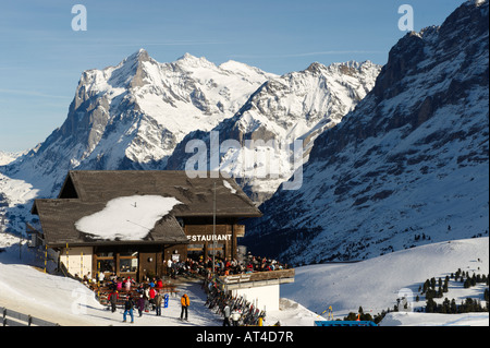 Restaurant Ski à Kleiner Scheidegg en regardant vers l'Eiger et le Wetterhorn Montagnes Banque D'Images