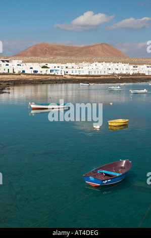 Petits bateaux de pêche dans la baie en face de Caleta del Sebo sur La Graciosa Island près de Lanzarote dans les îles Canaries. Banque D'Images