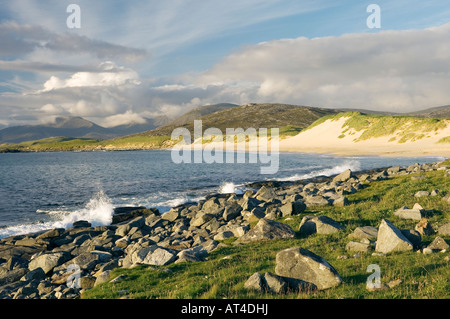 Isle of Harris, Western Isles, Ecosse, Royaume-Uni. Plage de sable blanc et rochers du littoral à Scarasta Banque D'Images