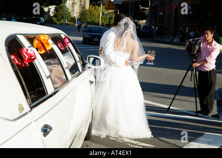 Mariée et d'être photographiés en limousine étirée Brooklyn New York USA Banque D'Images