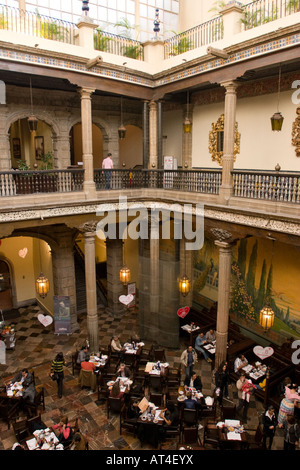 Vue de l'intérieur d'un balcon de 'Casa de los Azulejos" (Chambre de commerce) à Mexico, appartenant à la Sanborn's store-restaurant. Banque D'Images