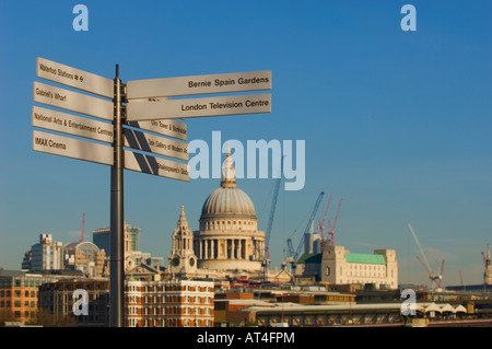 Enseigne sur Southbank avec St Paul s Cathédrale en arrière-plan London United Kingdom Banque D'Images