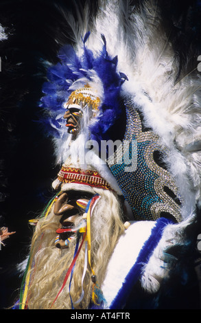 Portrait d'un danseur guerrier tobas portant une coiffe de plumes bleues et blanches, festival CH'utillos, Potosi, Bolivie Banque D'Images