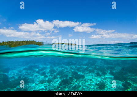 Rêve de l'île Samoa Samoa bleu vert mer eaux sud soleil mer de Southsea vagues sauvages du Pacifique vacances sentiment lagoon reef deep blue Banque D'Images