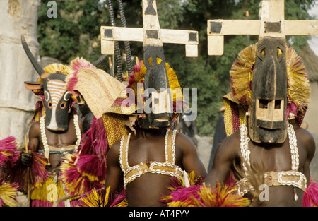 Les danseurs Dogon masqué, pays dogon, Mali, Afrique de l'Ouest Banque D'Images