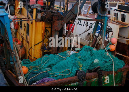 Des filets sur un bateau de pêche amarré au quai de port d''Ullapool Banque D'Images