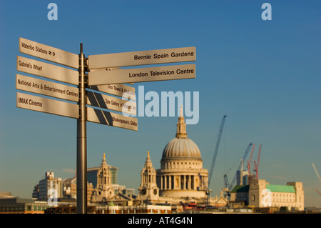 Enseigne sur Southbank avec St Paul s Cathédrale en arrière-plan London United Kingdom Banque D'Images