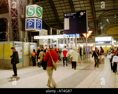 Frankfurt am Main, Allemagne. Centre-ville gare centrale Hauptbahnhof bahnhof intérieur avec underground S Bahn signe. Banque D'Images