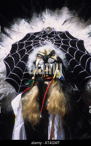 Portrait d'un chaman tobas / danseur sorcier portant une coiffe en toile d'araignée noire et blanche, festival CH'utillos, Potosi, Bolivie Banque D'Images