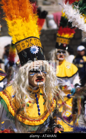 Danseuse guerrière tobas masquée vêtue d'un costume jaune et d'une coiffe en plumes, festival CH'utillos, Potosi, Bolivie Banque D'Images