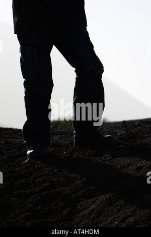 Homme debout en pantalons et bottes de randonnée sur la crête de montagne dans la région de tenerife espagne Banque D'Images
