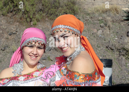 Deux jeunes danseurs de fille la préparation de la parade du Carnaval à Los Gigantes Tenerife Espagne Banque D'Images