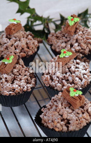 Gâteaux au chocolat croustillant de riz décorée de Flake Log et l'arbre de Noël sur le fil grille de cuisson Banque D'Images