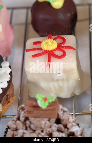 Une sélection de gâteaux Fantaisie sur une grille en grande partie conçu pour le marché de Noël Banque D'Images