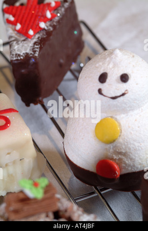 Une sélection de gâteaux Fantaisie sur une grille en grande partie conçu pour le marché de Noël Banque D'Images