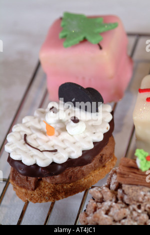 Une sélection de gâteaux Fantaisie sur une grille en grande partie conçu pour le marché de Noël Banque D'Images