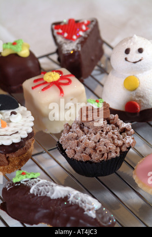 Une sélection de gâteaux Fantaisie sur une grille en grande partie conçu pour le marché de Noël Banque D'Images