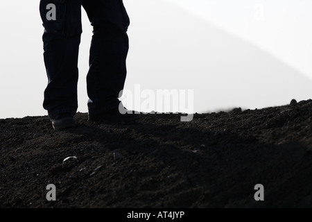 Homme debout en pantalons et bottes de randonnée sur la crête de montagne dans la région de tenerife espagne Banque D'Images