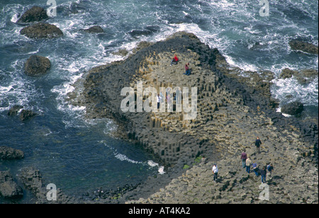 Vue verticale jusqu'à peu au pont-jetée de la Chaussée des Géants en Irlande du Nord Banque D'Images