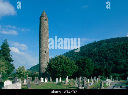 Glendalough cimetière historique Tour Ronde et le comté de Wicklow Irlande Banque D'Images