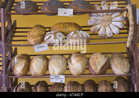 Assortiment de pain frais cuit sur une planche en bois Banque D'Images