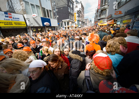 Des foules d'Amsterdam s'embourber dans la congestion piétonne Rue Leidsestraat sur la célébration d'Kingsday Kings Day Banque D'Images
