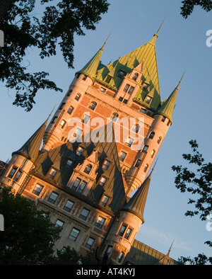 Le Château Frontenac illuminé avec lumière d'or chaud à la brunante, Québec Canada Banque D'Images