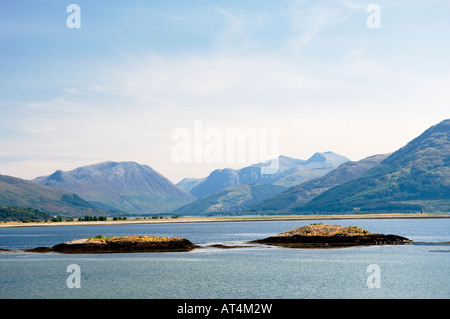 À la N.E. sur la partie amont du Loch Linnhe au Ben Nevis massif dans l'ouest des Highlands, Ecosse, Royaume-Uni Banque D'Images