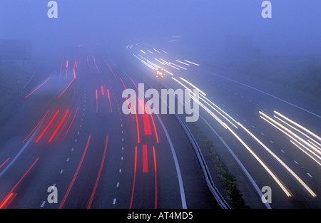 Autoroute M40 dans le brouillard près de Warwick, Warwickshire, England, UK Banque D'Images