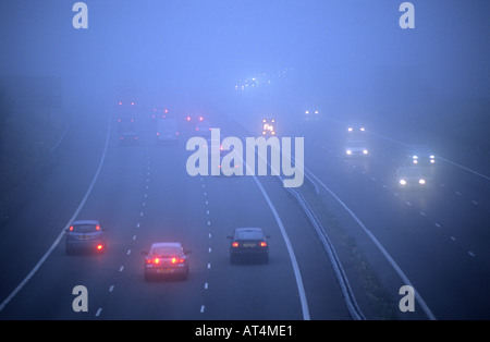 Autoroute M40 dans le brouillard près de Warwick, Warwickshire, England, UK Banque D'Images