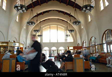 Voyageurs d'affaires et de l'intérieur de la gare de Santa Fe San Diego en Californie Banque D'Images