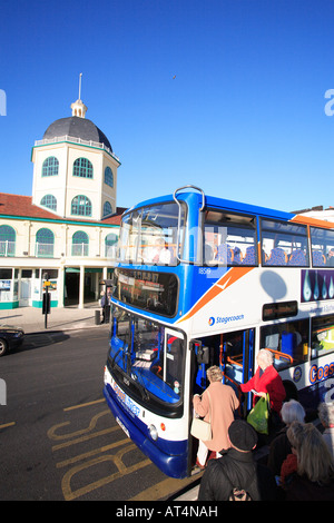 Worthing West Sussex Royaume-Uni un double decker bus en face de la coupole cinema Banque D'Images