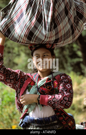 Le Lac Atitlan Guatemala femme portant sur la tête Banque D'Images