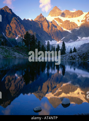 North Cascades National Park WA FIN D'après-midi sur le mont Shuksan avec un miroir reflet dans Lake Ann Banque D'Images