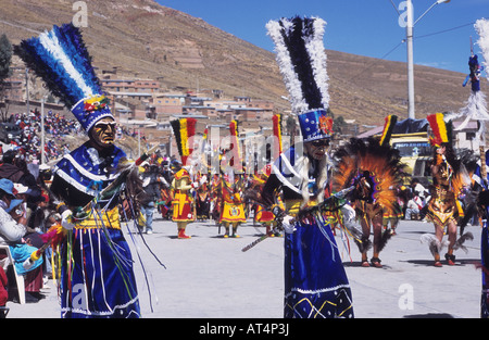 2 danseurs guerriers tobas portant des coiffes de plumes lors des défilés de rue, festival CH'utillos, Potosi, Bolivie Banque D'Images