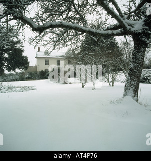 Vue du dessous un vieux pommier sur le jardin couvert de neige gris à Georgian House Devon Banque D'Images