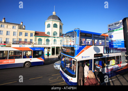 Worthing West Sussex Royaume-Uni un double decker bus en face de la coupole cinema Banque D'Images