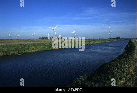 Les éoliennes aux côtés de River Nene sur les fens, près de mars, Cambridgeshire, Angleterre, RU Banque D'Images