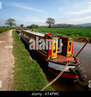 UK Cheshire narrowboats Macclesfield sur canal à écluses Bosley Banque D'Images