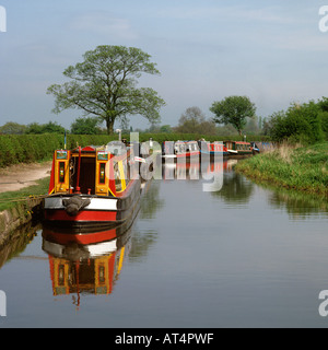 UK Cheshire narrowboats Macclesfield sur canal à écluses Bosley Banque D'Images