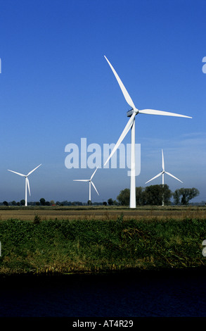 Les éoliennes aux côtés de River Nene sur les fens, près de mars, Cambridgeshire, Angleterre, RU Banque D'Images