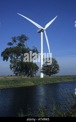 Aux côtés d'éoliennes sur la rivière Nene Fagnes près de mars, Cambridgeshire, Angleterre, RU Banque D'Images