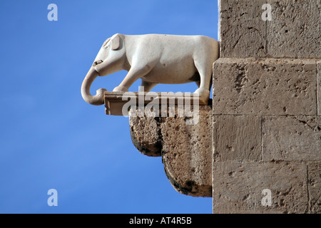 Éléphant statue sur la Tour de l'éléphant à Cagliari, Sardaigne, Italie. Banque D'Images