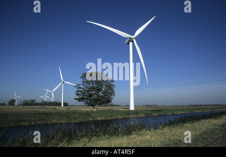 Les éoliennes aux côtés de River Nene sur les fens, près de mars, Cambridgeshire, Angleterre, RU Banque D'Images