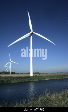 Les éoliennes aux côtés de River Nene sur les fens, près de mars, Cambridgeshire, Angleterre, RU Banque D'Images