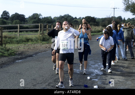 Glissières de l'eau potable au cours de semi-marathon, course de Kenilworth Warwickshire, Angleterre, RU Banque D'Images