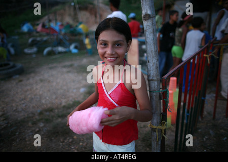 Portrait d'une jeune fille déplacées dans les bidonvilles de Colombie Banque D'Images