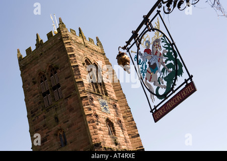 Cheshire Grand Budworth George Dragon enseigne de pub et clocher de l'église St Marys Banque D'Images