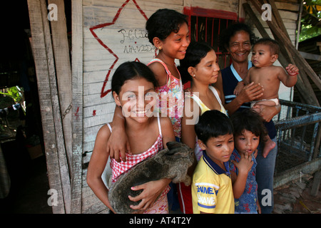 Famille déplacées vivant dans la périphérie de la Colombie Banque D'Images